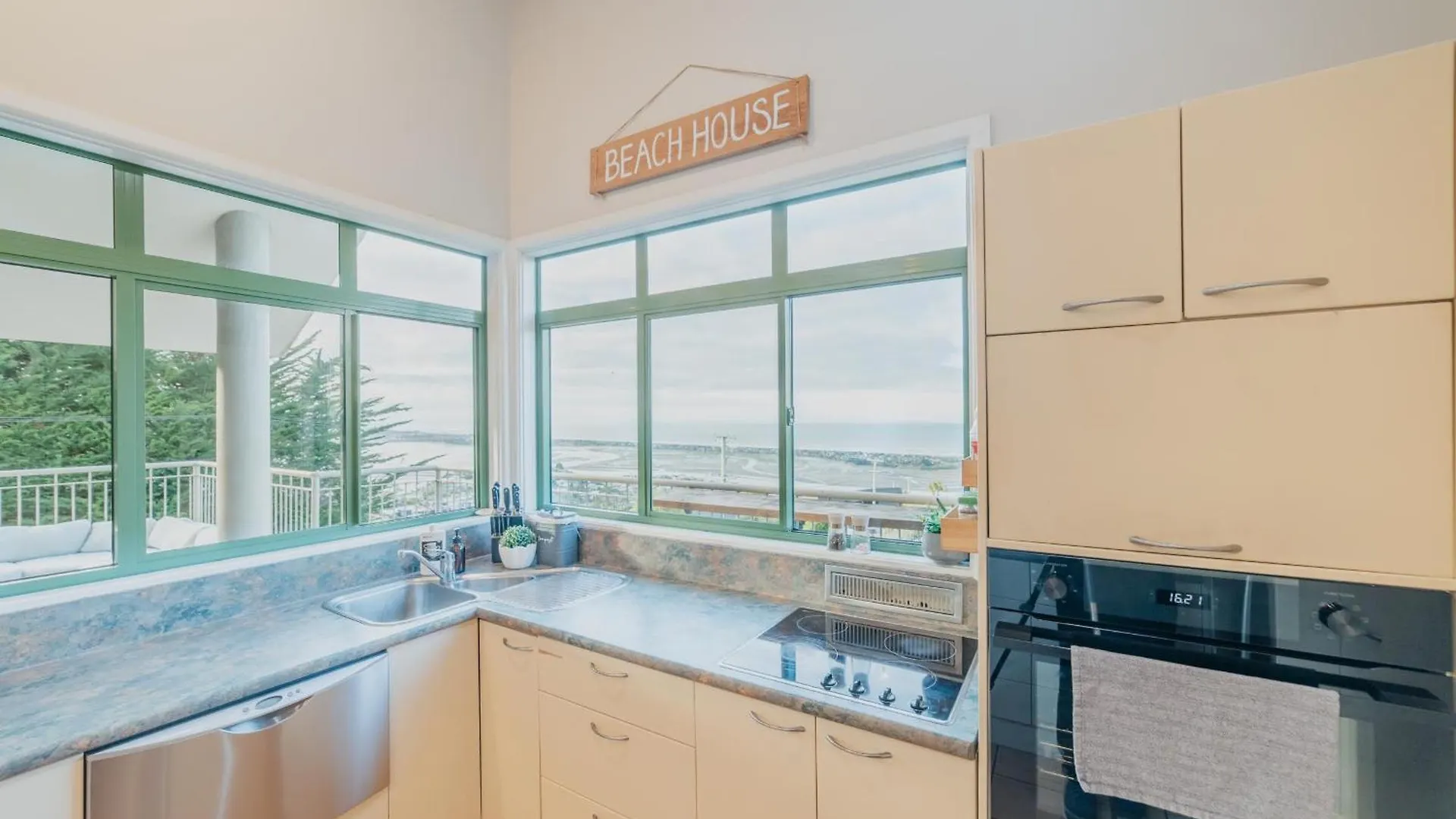فيلا Elevated Ocean View Oasis - 3Br 2 Bath Parking كريستتشيرش 0*,  نيوزيلندا